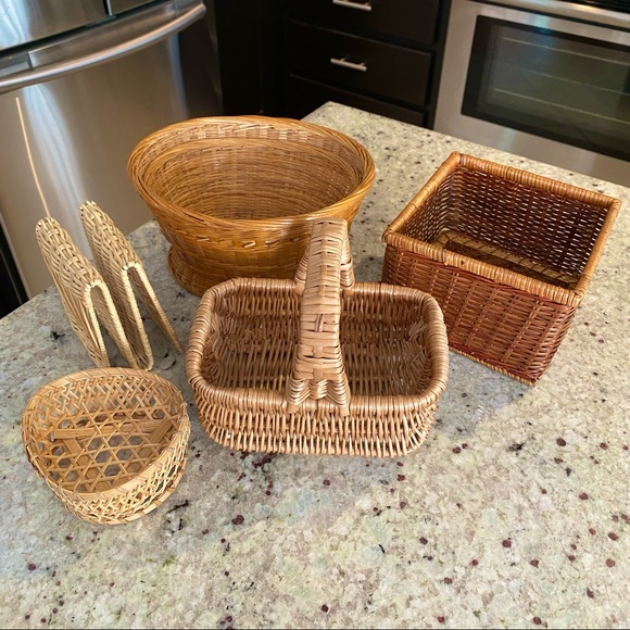 LOT: VTG Woven Wicker/Rattan Baskets/Storage Items